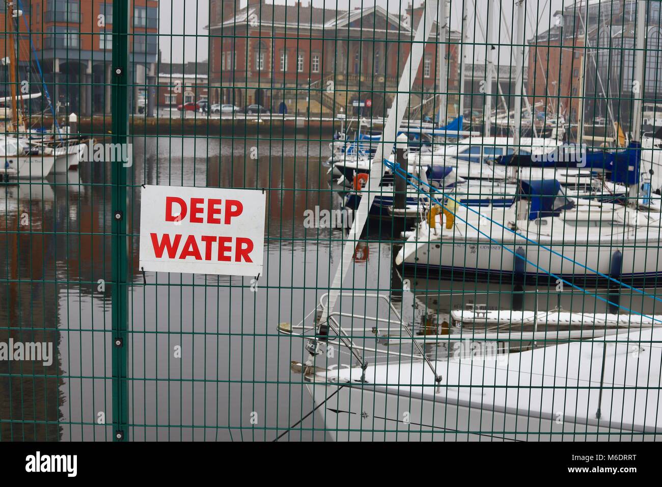 Acque profonde avviso sulla recinzione al marina di Ipswich, Suffolk. Foto Stock