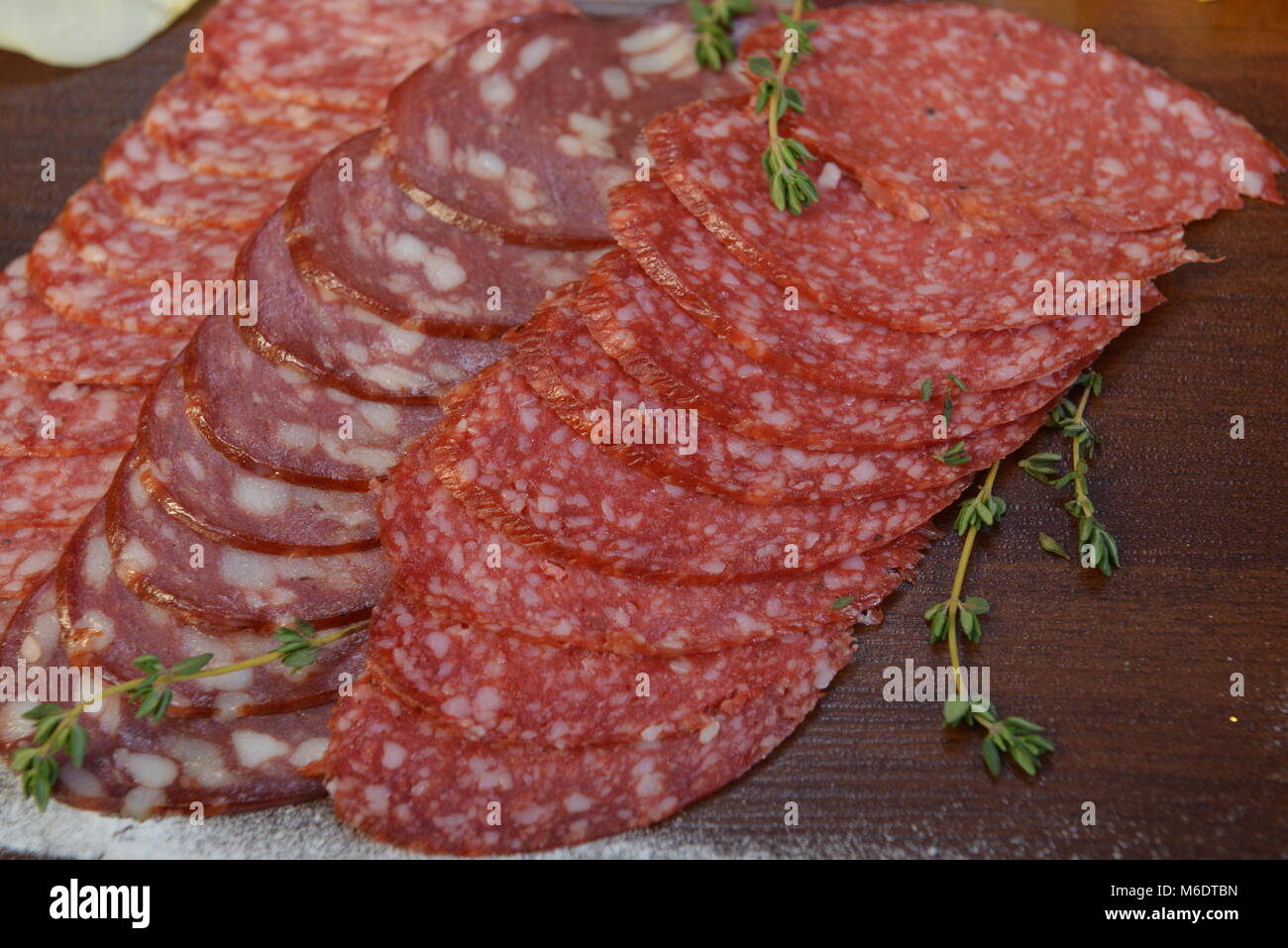 Tre Tipi Di Salsicce Affumicate Fette Di Salame Foto Stock Alamy