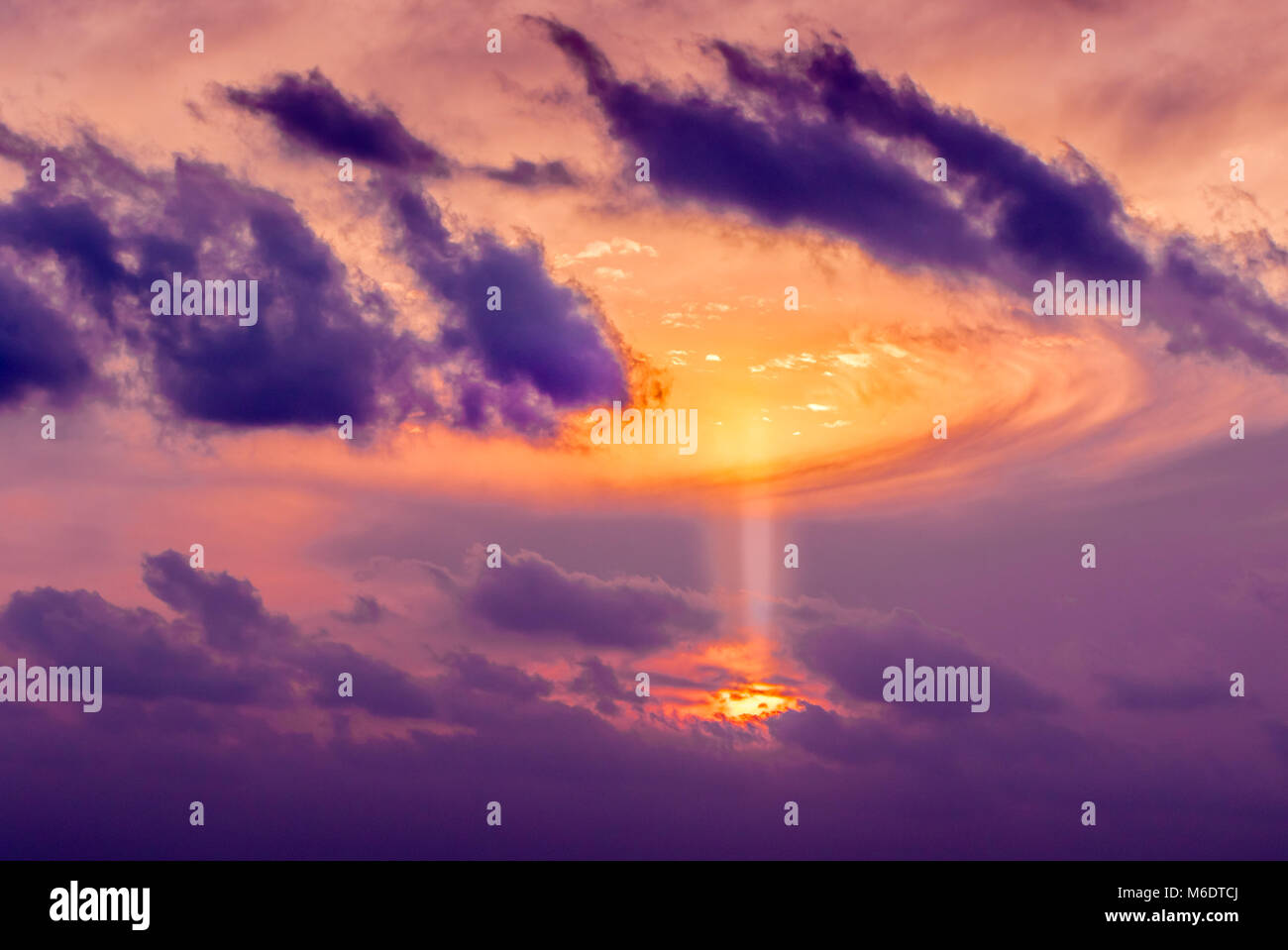 Sun perfora attraverso il cloud Foto Stock