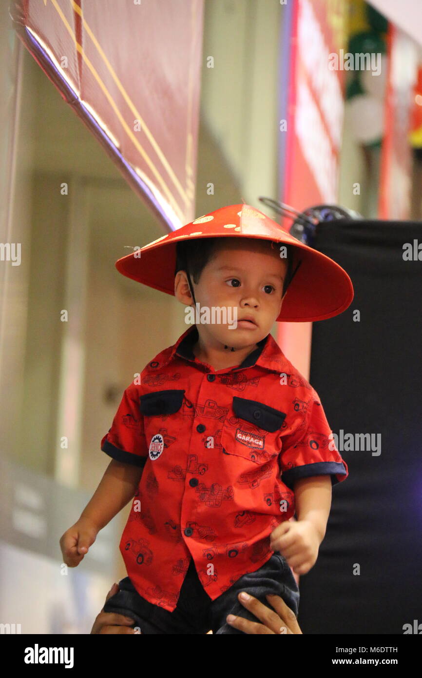 Piccolo bambino con un cappello cinese per celebrare il capodanno cinese  nella città di Panama, Panama Foto stock - Alamy