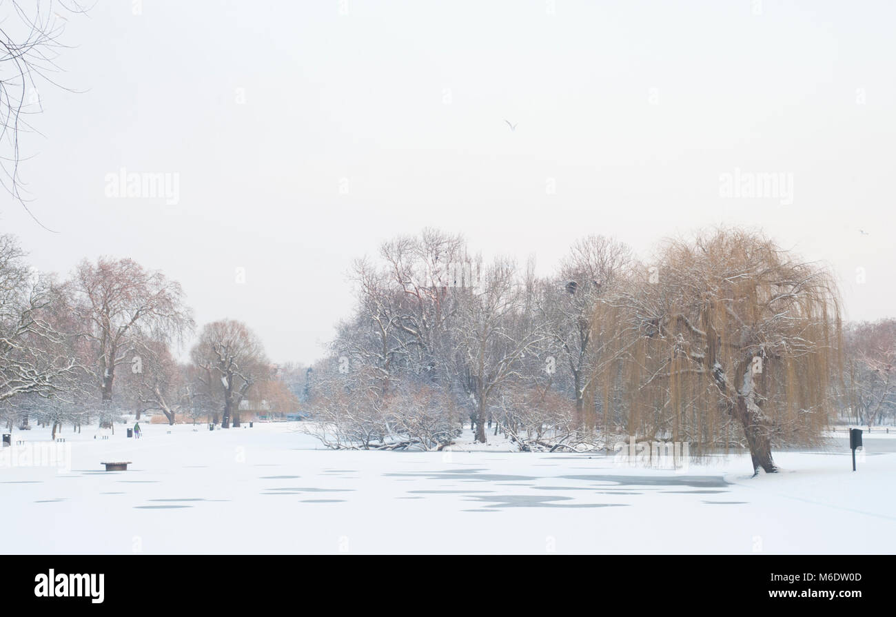 Regents Park durante nevicate invernali, (Febbraio 2018), London, Regno Unito Foto Stock