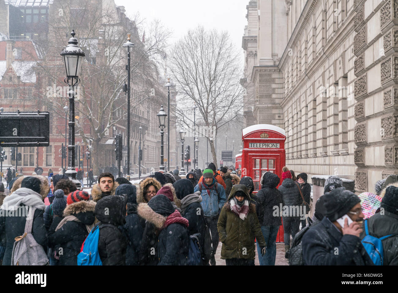 2 Marzo 2018 - Londra, Inghilterra. Persone che copre dal freddo vento e neve portato da 'Bestia da est'. Foto Stock
