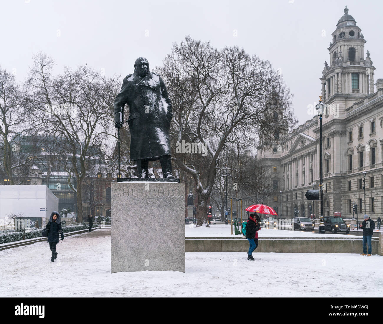 2 Marzo 2018 - Inghilterra, Londra. Churchill statua dalla parte anteriore, coperto di neve a Belfast. Foto Stock
