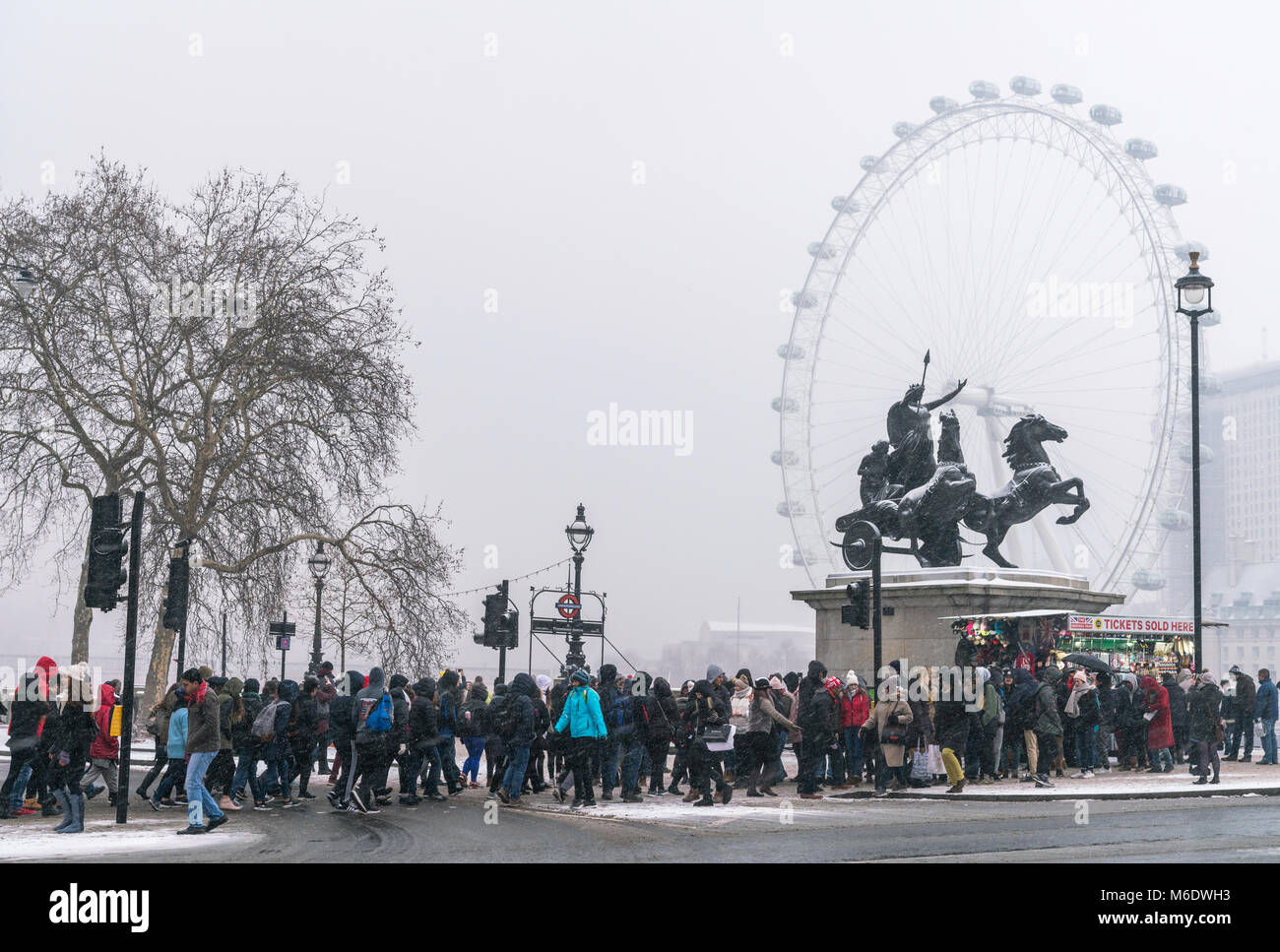 2 Marzo 2018 - Inghilterra, Londra. Persone che copre dal freddo vento e neve pesante a Belfast. Foto Stock