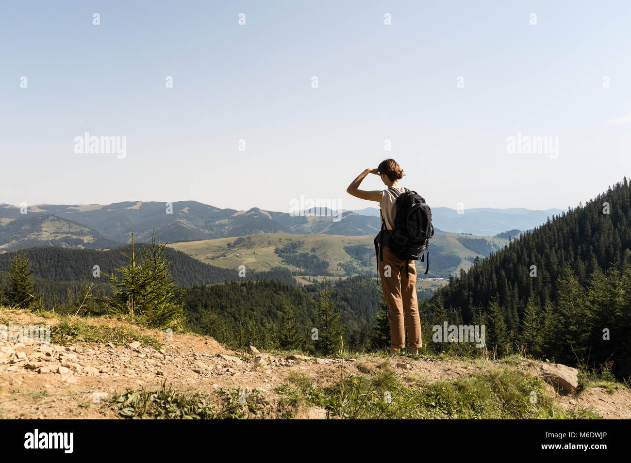 Escursionista femmina gode di bellissimo scenario di montagna dei Carpazi in zona rurale Foto Stock