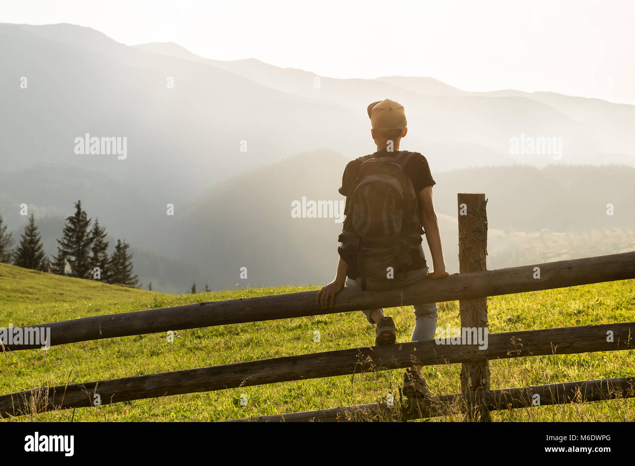 Escursionista prende il resto e guarda lontano dei Carpazi ucraini mountain range al tramonto in estate Foto Stock