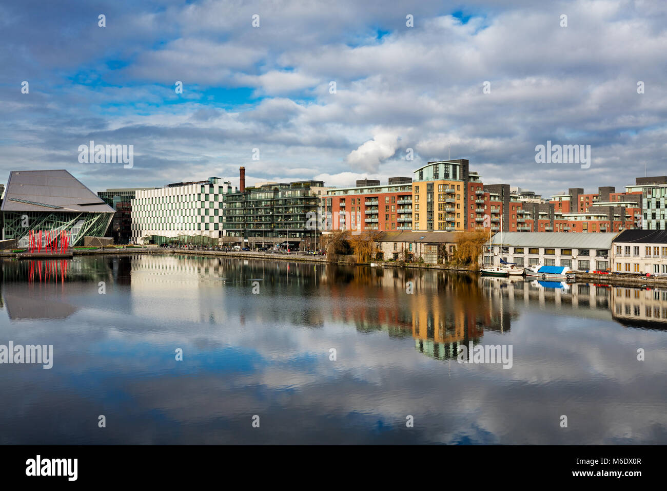 La moderna architettura di Hanover Quay in Grand Canal Dock, Dublino, Irlanda Foto Stock