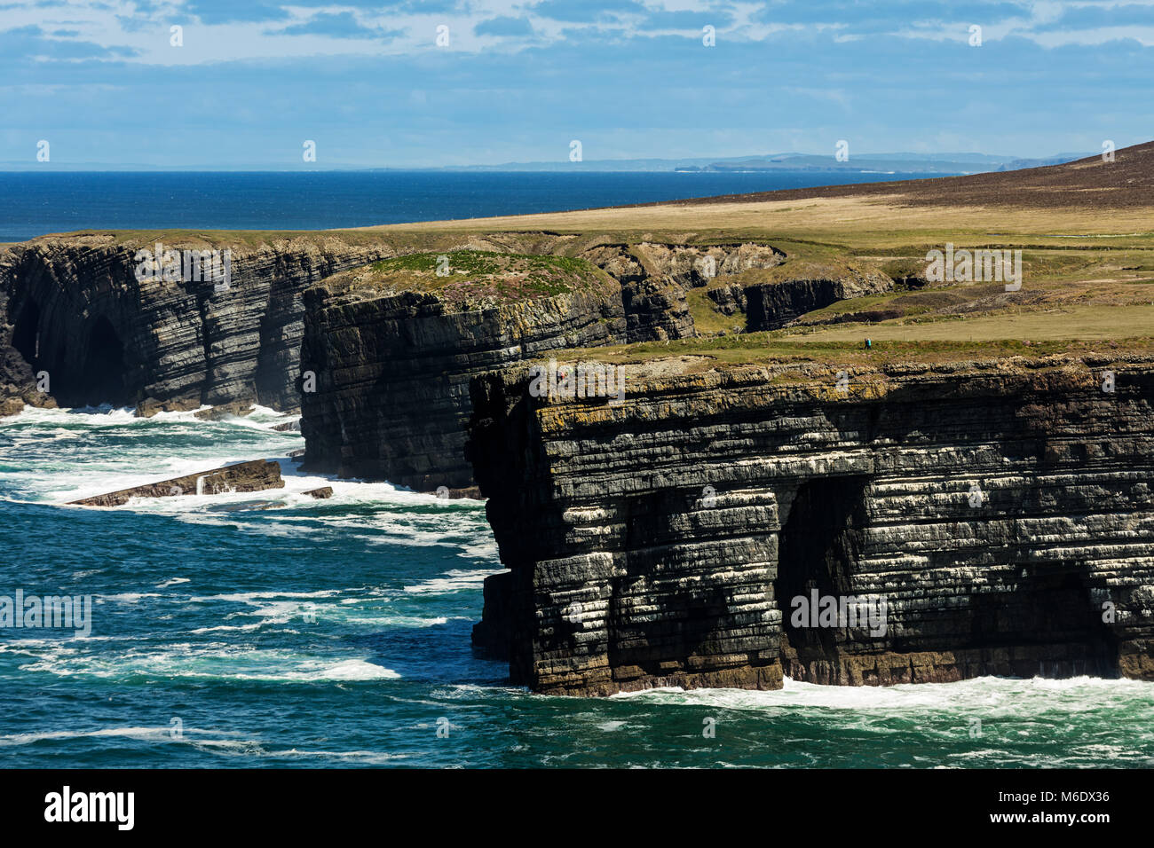 Le scogliere di Capo di Loop, Kilbaha, Co. Clare, Irlanda. Geologiche uniche formazioni rocciose si è formata nel corso di milioni di anni a causa di erosione di acqua Foto Stock