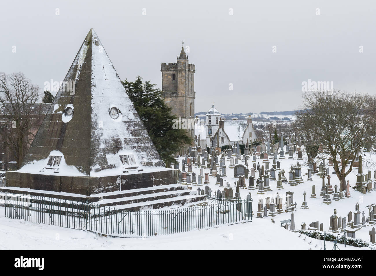 Stirling vecchio cimitero comunale, Stella piramide, la Chiesa del Santo rude e Cowanes Ospedale, Stirling, Scozia, Regno Unito Foto Stock