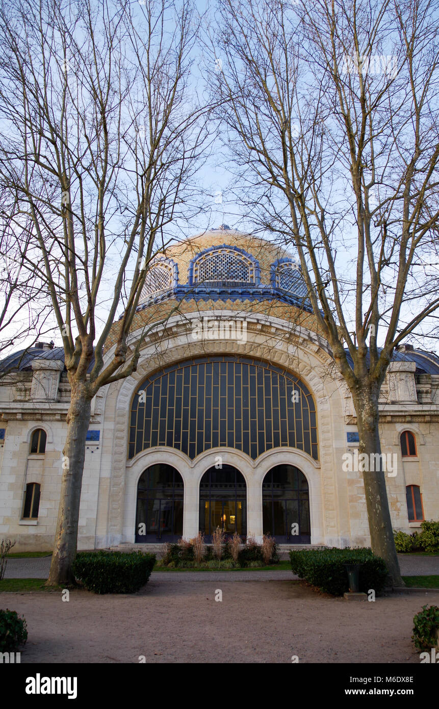 La facciata del Thermes Les Dômes a Vichy Francia Foto Stock