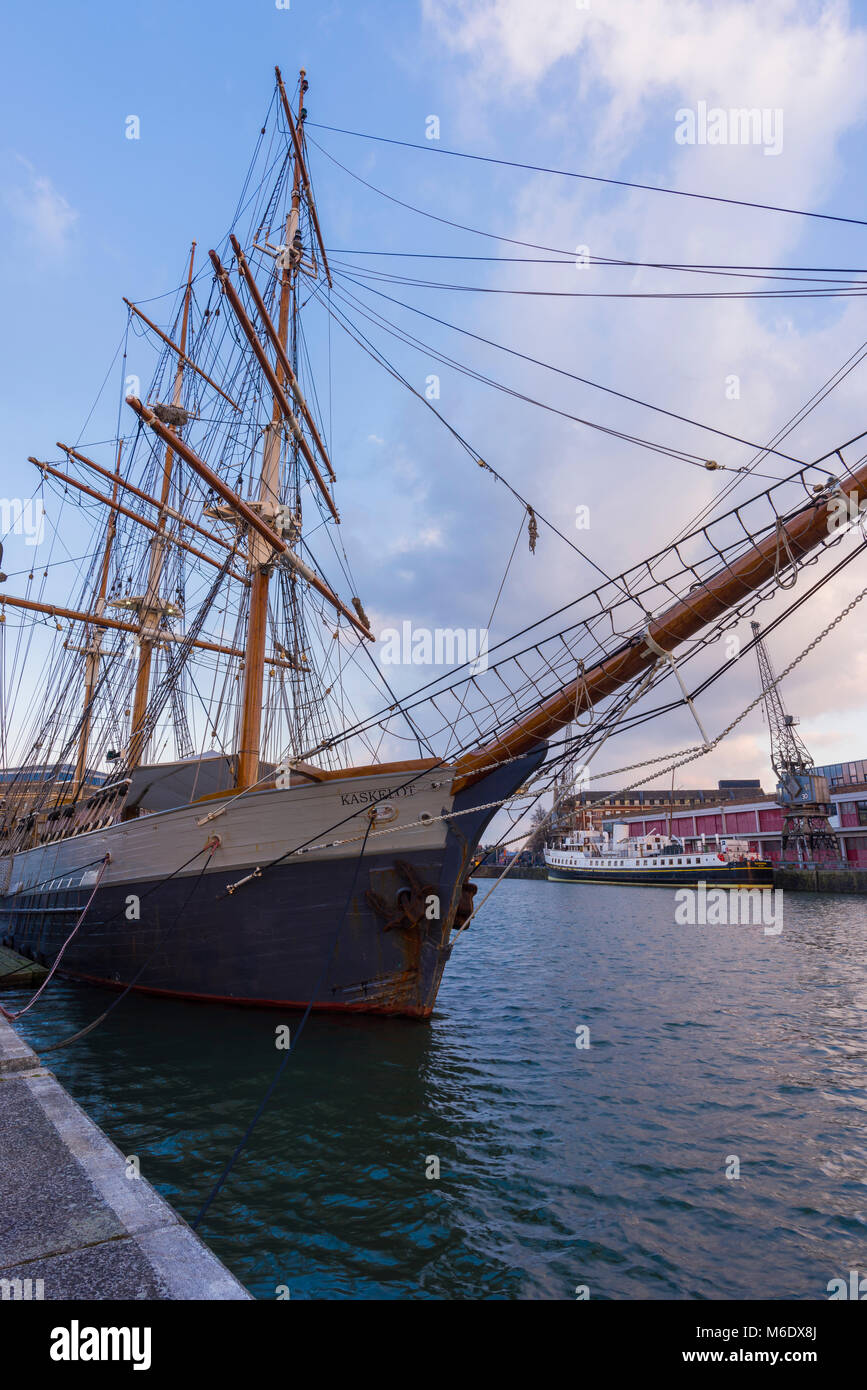 La barque Kaskelot ormeggiato a Hannover Quay nel porto di Bristol con il M Museo versato al di là, città di Bristol, Inghilterra. Foto Stock