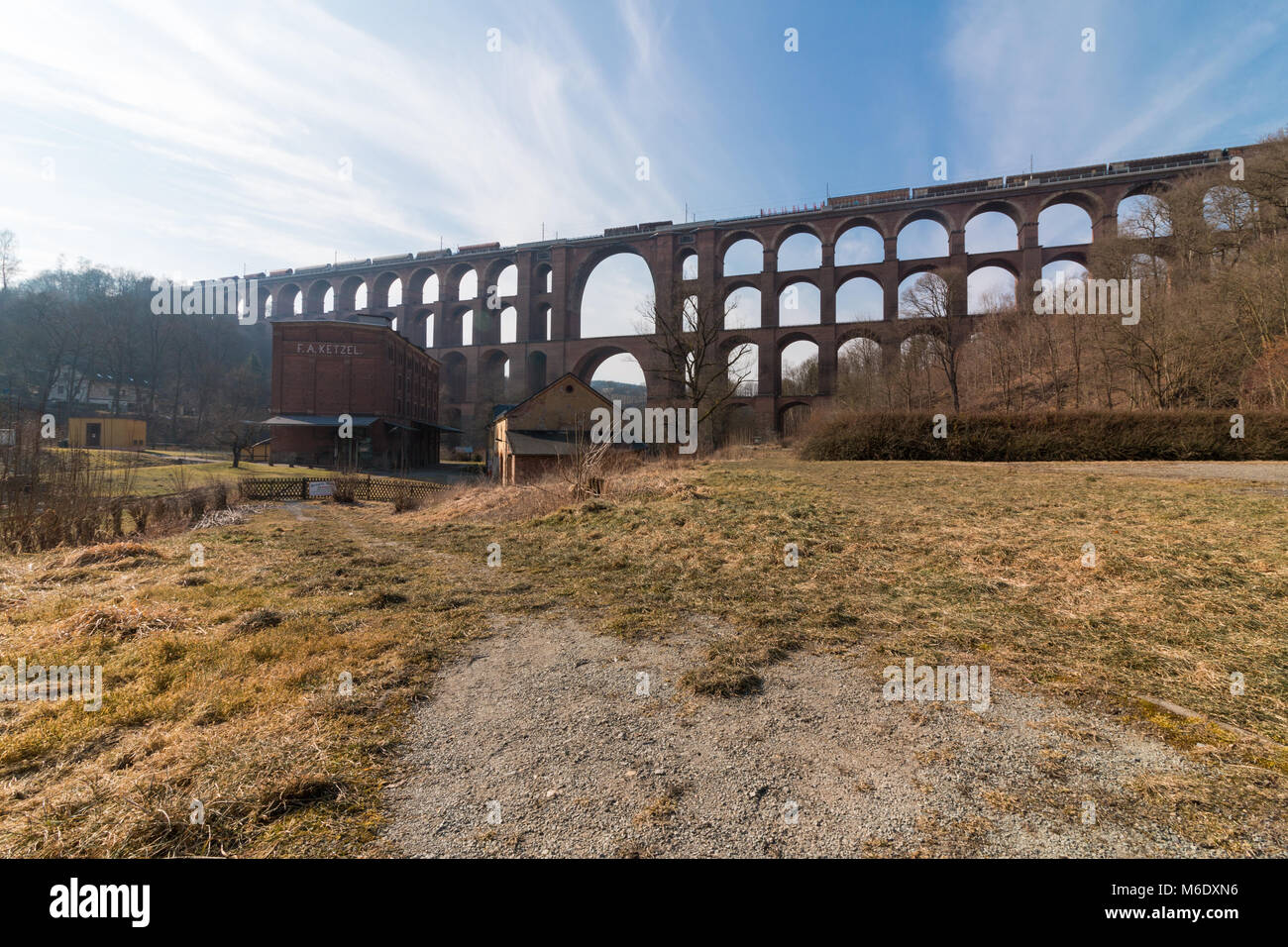 Vista Goeltzsch viadotto ponte ferroviario in Sassonia, Germania - più grande del mondo di ponte di mattoni. Foto Stock