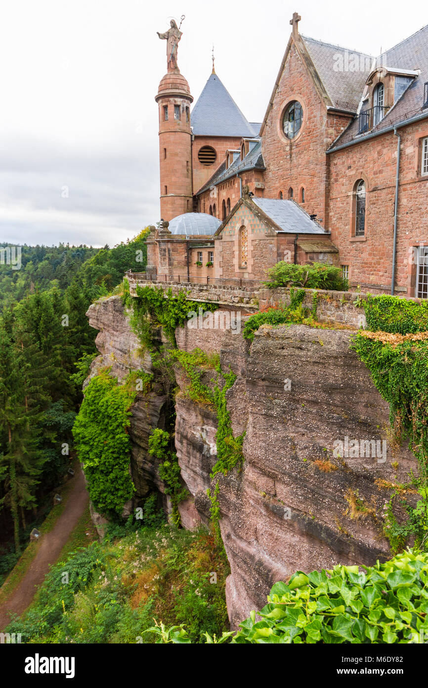 Drammatica vista di Mont Sainte-Odile e Abbazia di Hohenbourg in Alsazia, Grand Est, Francia Foto Stock