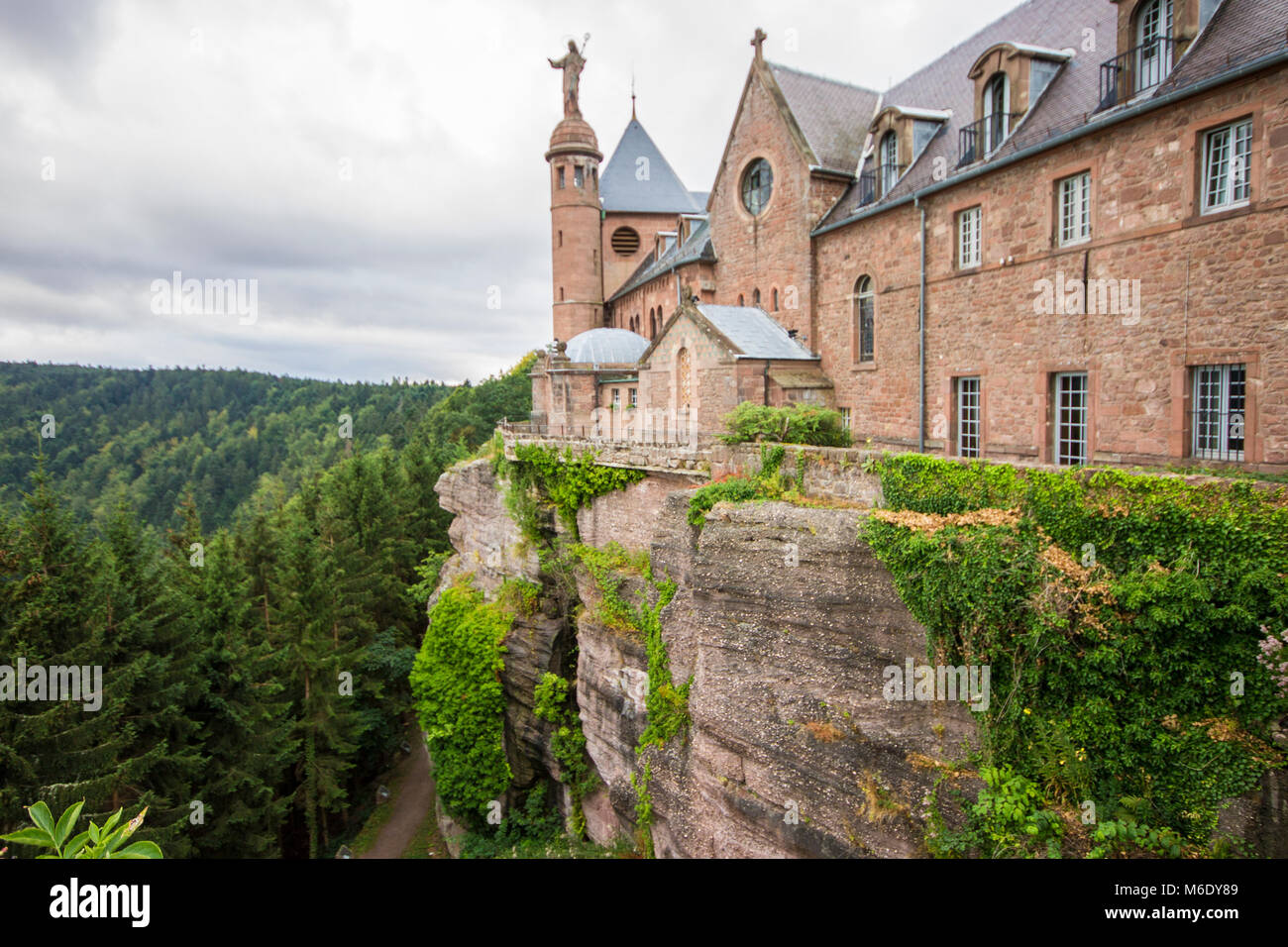 Drammatica vista di Mont Sainte-Odile e Abbazia di Hohenbourg in Alsazia, Grand Est, Francia Foto Stock