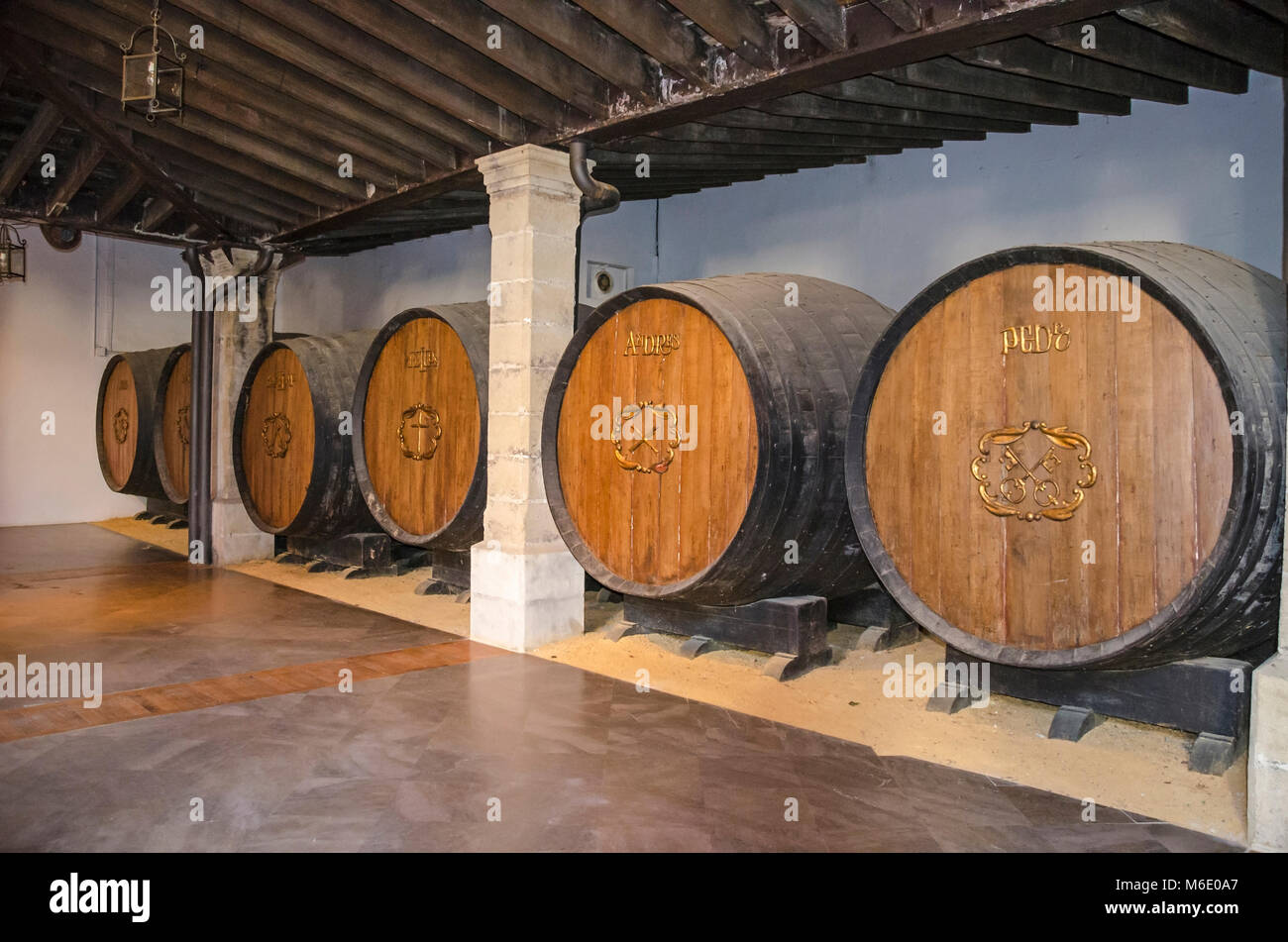 Jerez De La Frontera, Spagna - 26 Maggio 2015: botti da Sherry in Bodegas (cantina) Tio Pepe a Jerez, conosciuta come la capitale mondiale del vino sherry. Foto Stock