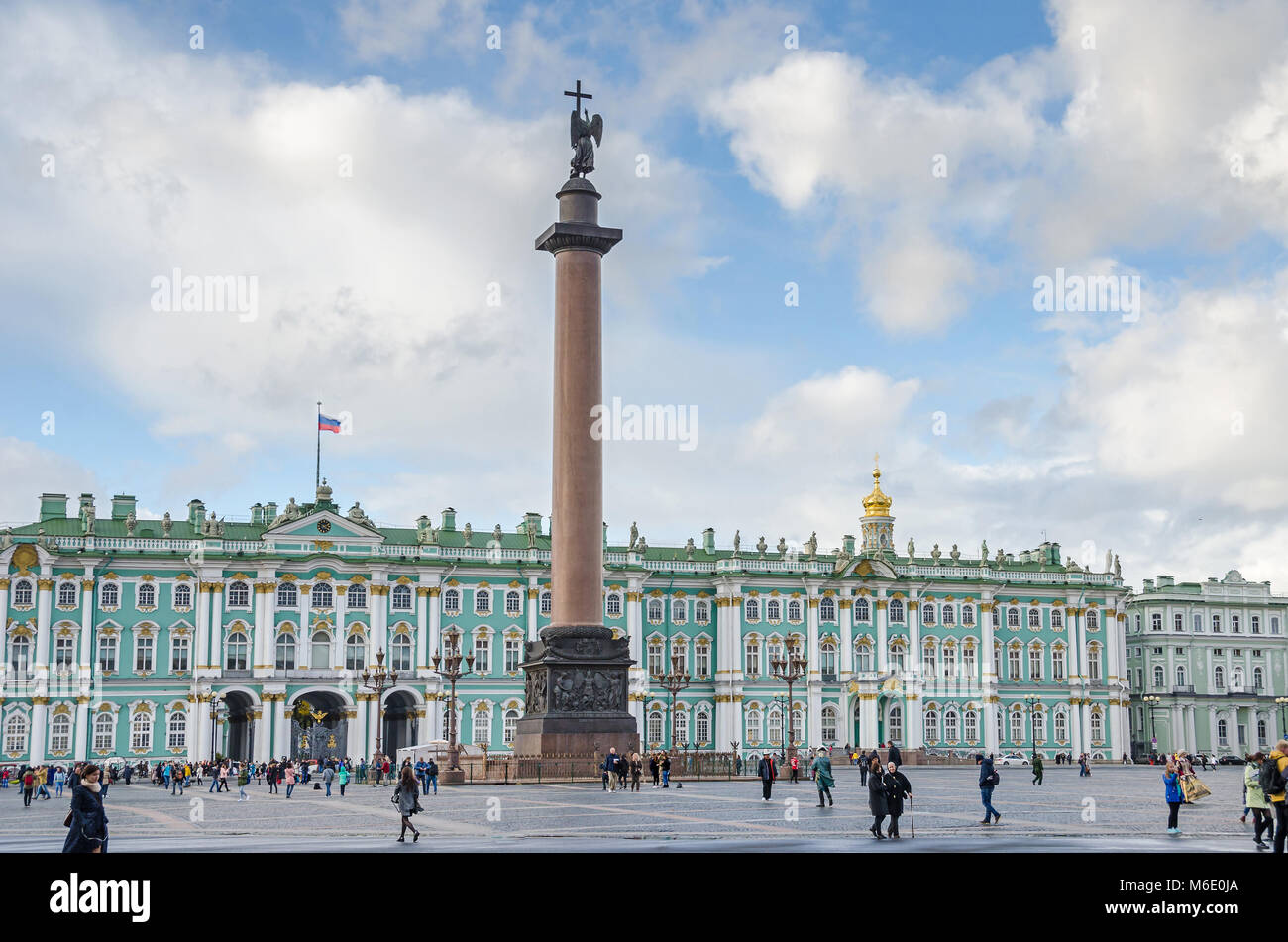 Saint Petersburg, Russia - 30 settembre , 2016: la Piazza del Palazzo con il Palazzo d'inverno, la colonna di Alexander, granito rosso colonna (il più alto del suo genere ho Foto Stock