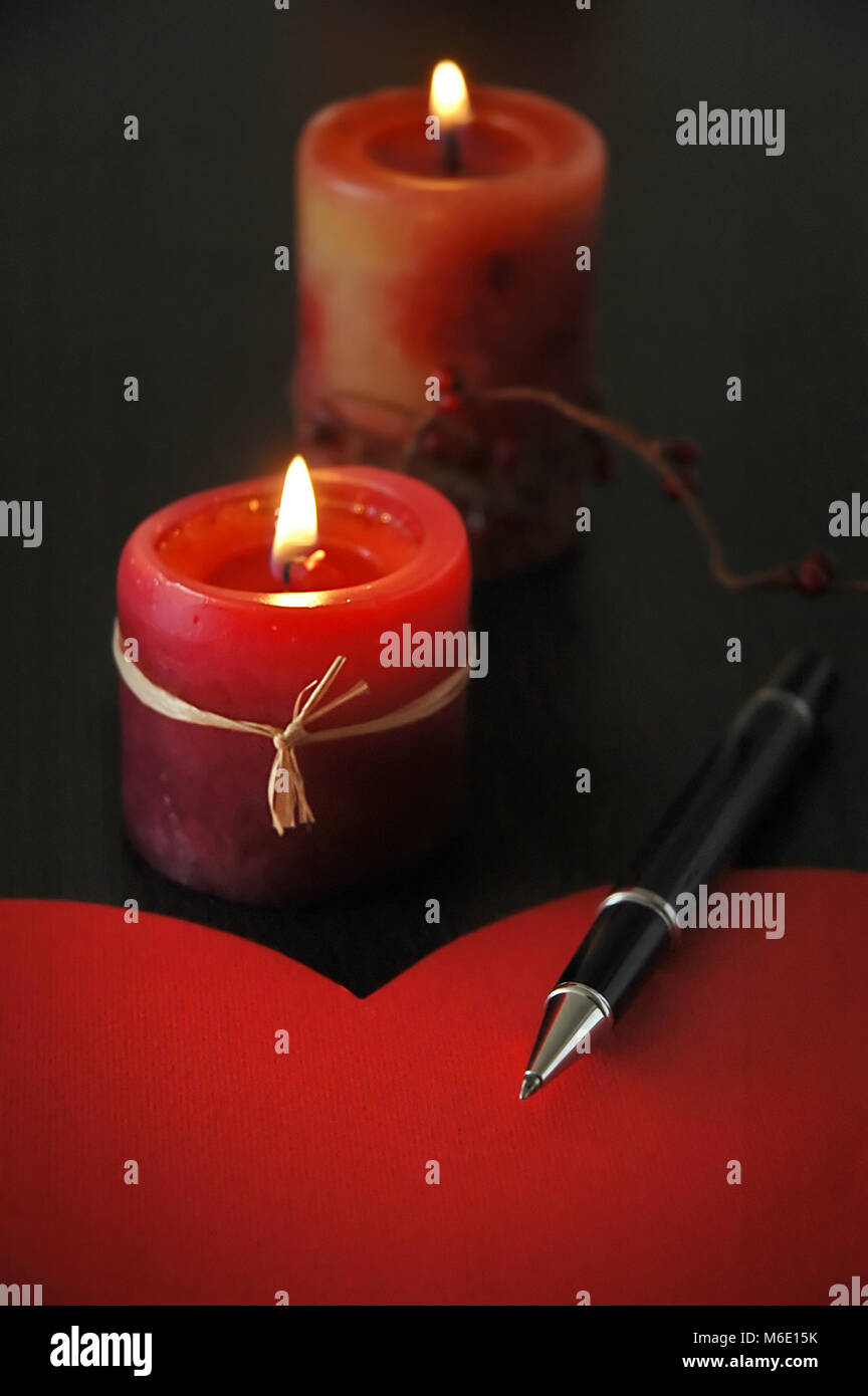Dettaglio della lettera d'amore con la penna e candele Foto Stock