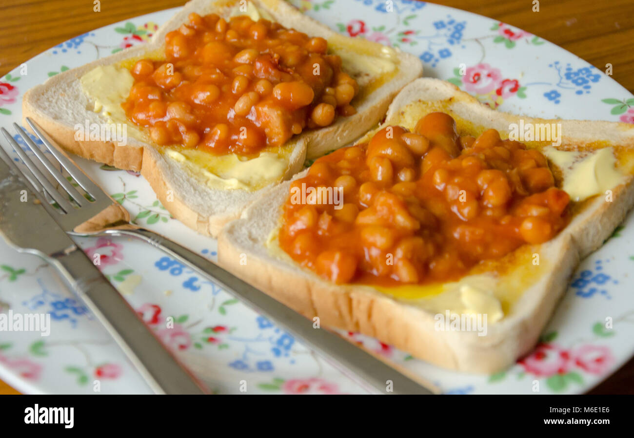 Fagioli e mini salsicce su pane tostato è ottimo per un pranzo o una cena semplice. Foto Stock