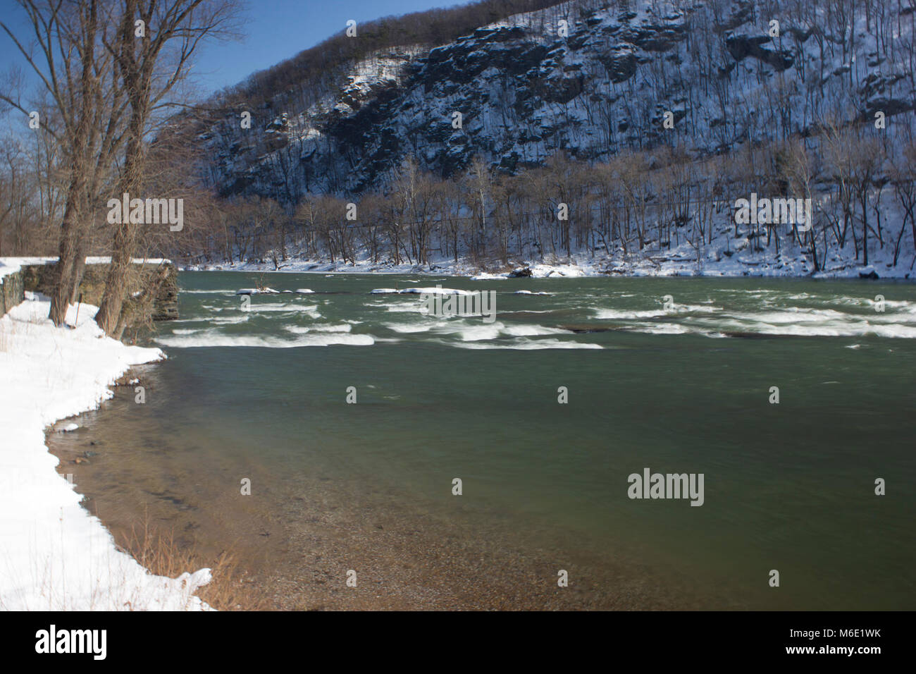 Shenandoah fiume su una giornata invernale e. Il fiume Shenandoah e Loudoun Heights come visto da Virginius isola il 14 febbraio 2014. Foto Stock