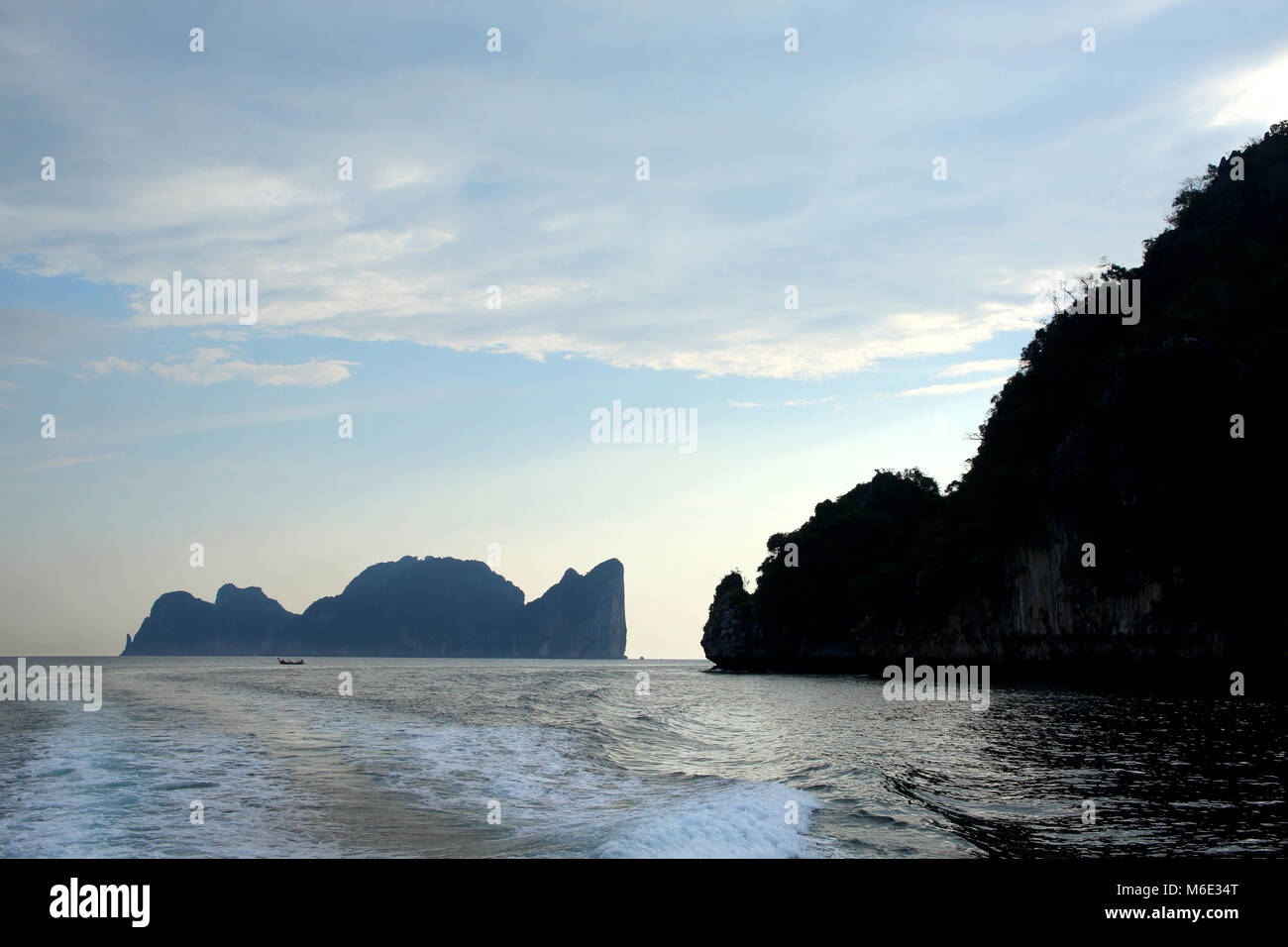 Vista dell'isola di Koh Phi Phi Leh da Don, al tramonto, provincia di Krabi, Thailandia. Foto Stock