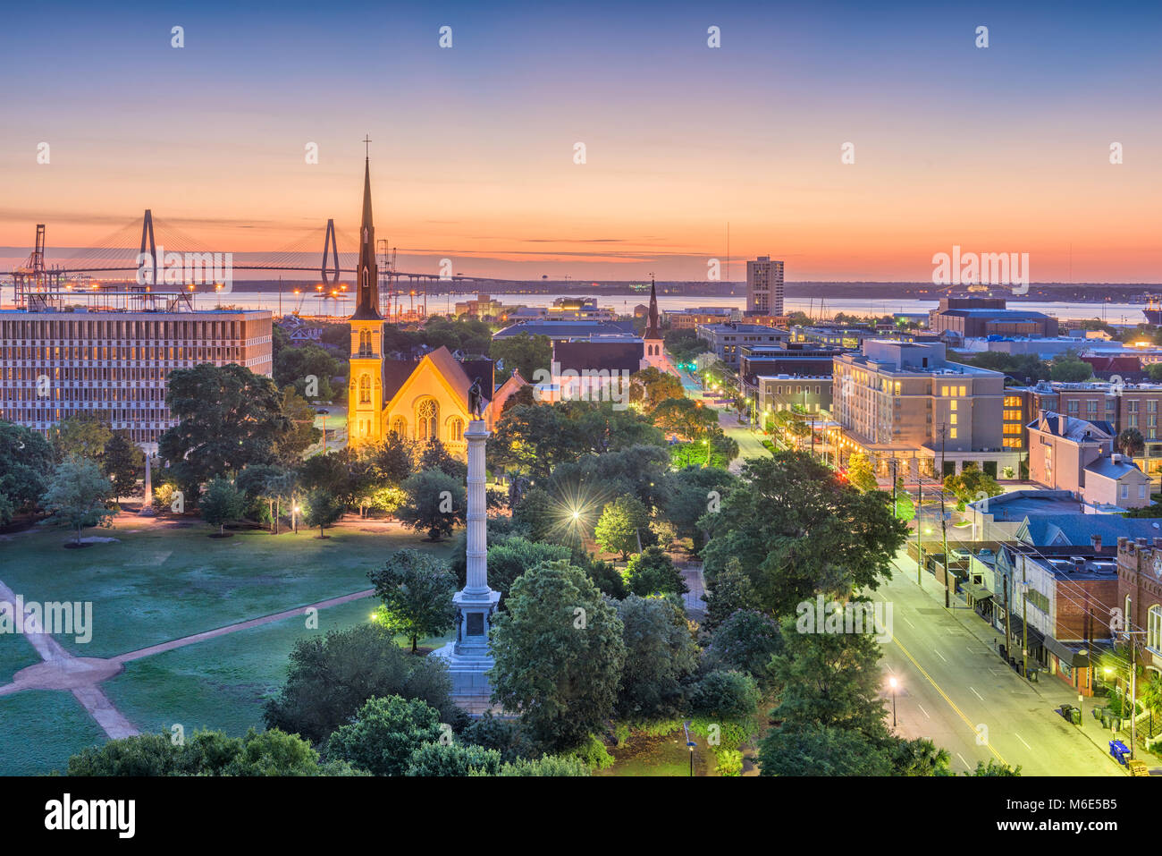 Charleston, Carolina del Sud, Stati Uniti d'America skyline su Marion Square. Foto Stock