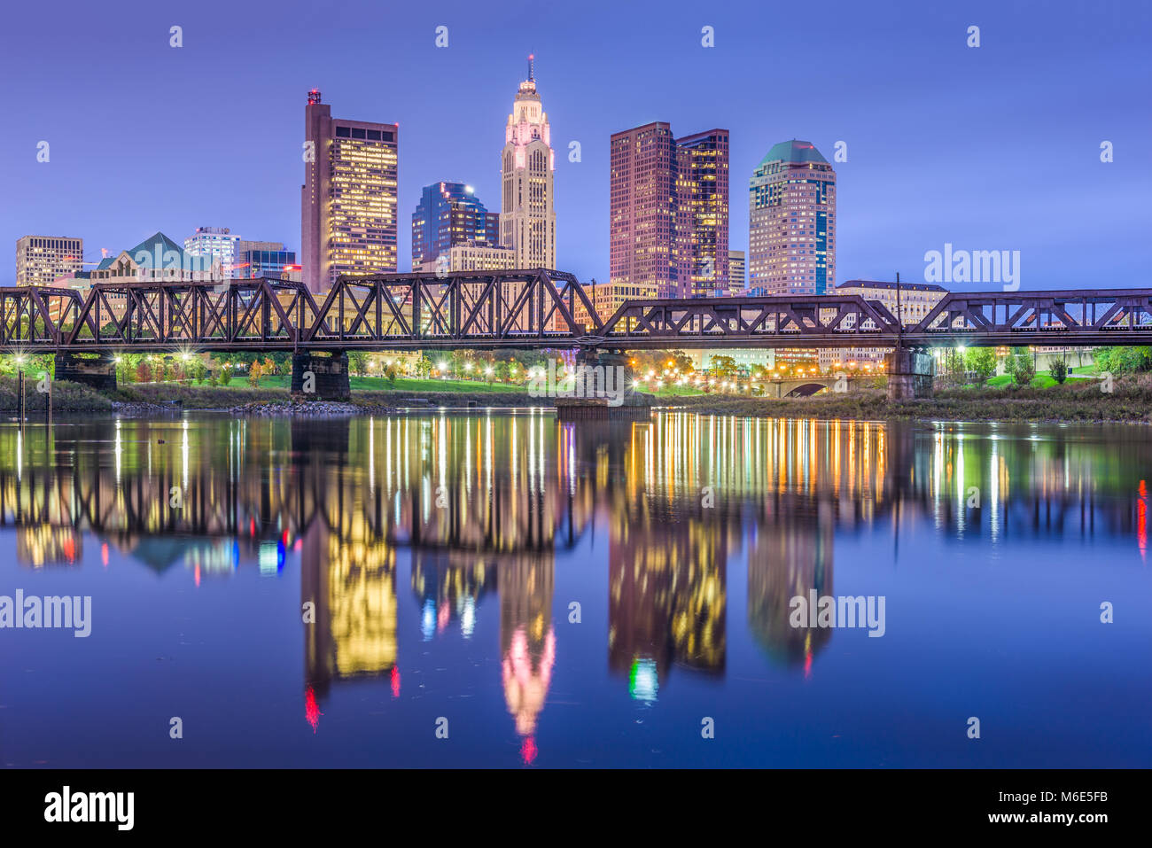 Columbus, Ohio, Stati Uniti d'America skyline del centro sul fiume di notte. Foto Stock