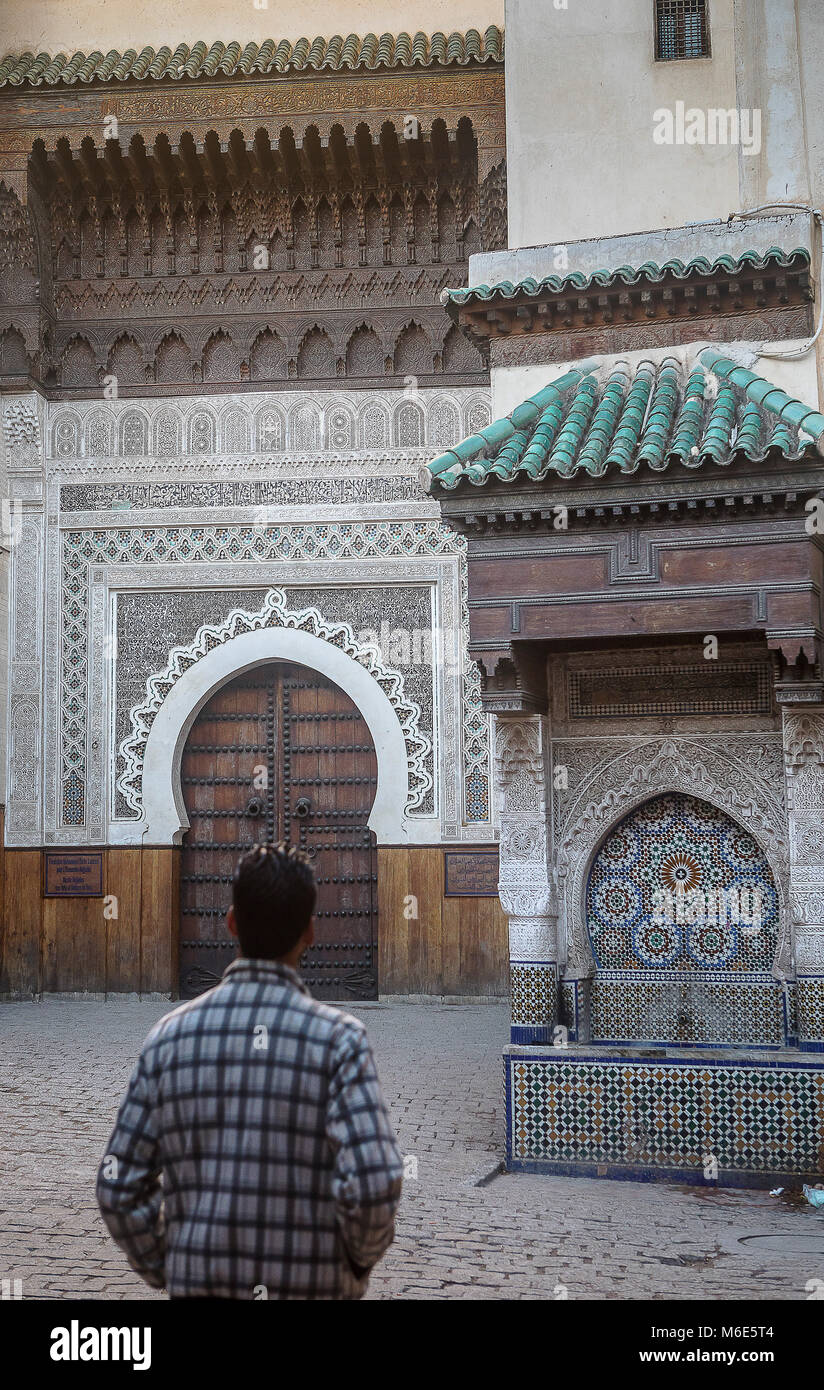 Collocare un-Nejjarine. In background, il marrone porta è l'arte e artigianato in legno museo . Fez.Marocco Foto Stock