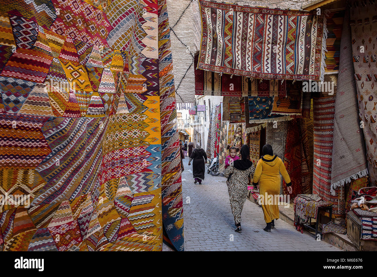 Negozio di tappeti, in Talaa Kebira street,la medina di Fez. Il Marocco Foto Stock