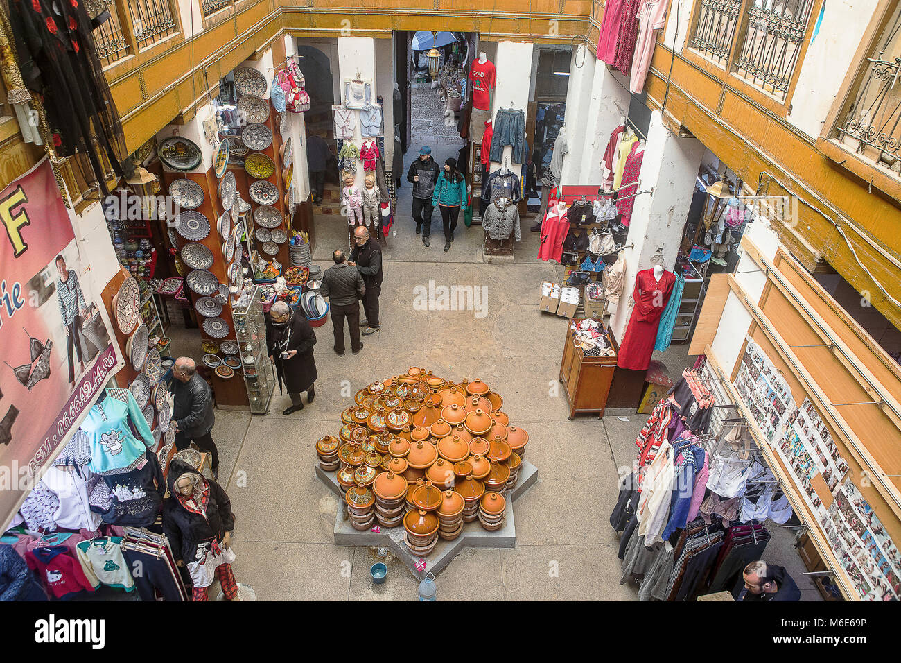 Negozi, in Maristane Sidi Frej, la medina di Fez. Il Marocco Foto Stock