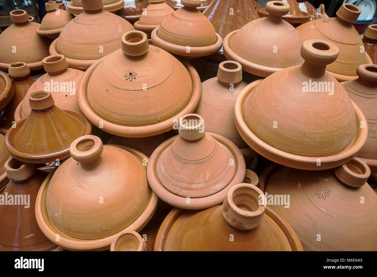 Negozio di ceramiche, ceramiche per la cottura tradizionale tajine, la medina di Fez. Il Marocco Foto Stock