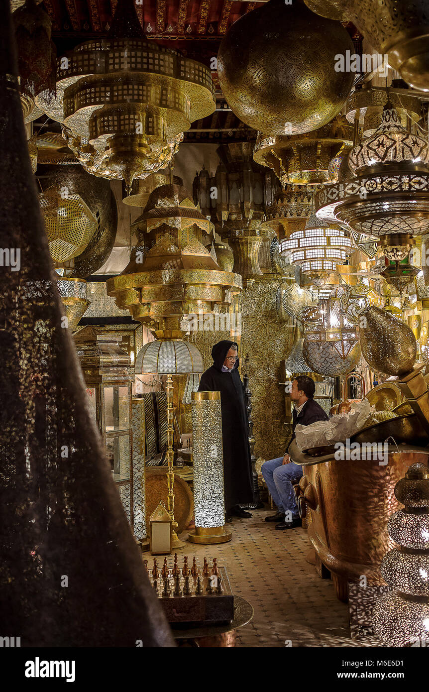 Lanterne di ottone shop, vicino Piazza Seffarine, la medina di Fez. Il Marocco Foto Stock