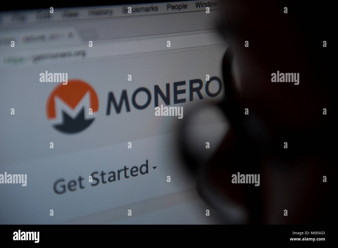 Una persona guarda il sito Monero Foto Stock