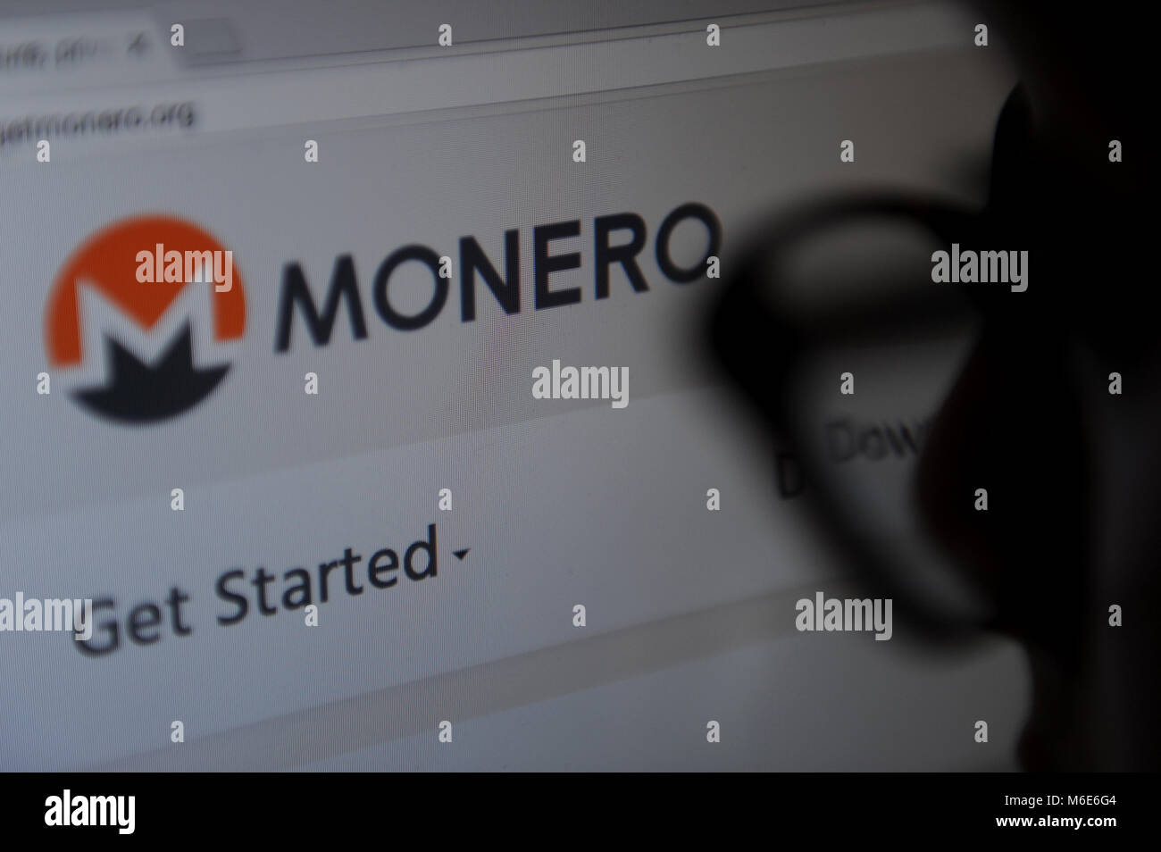 Una persona guarda il sito Monero Foto Stock