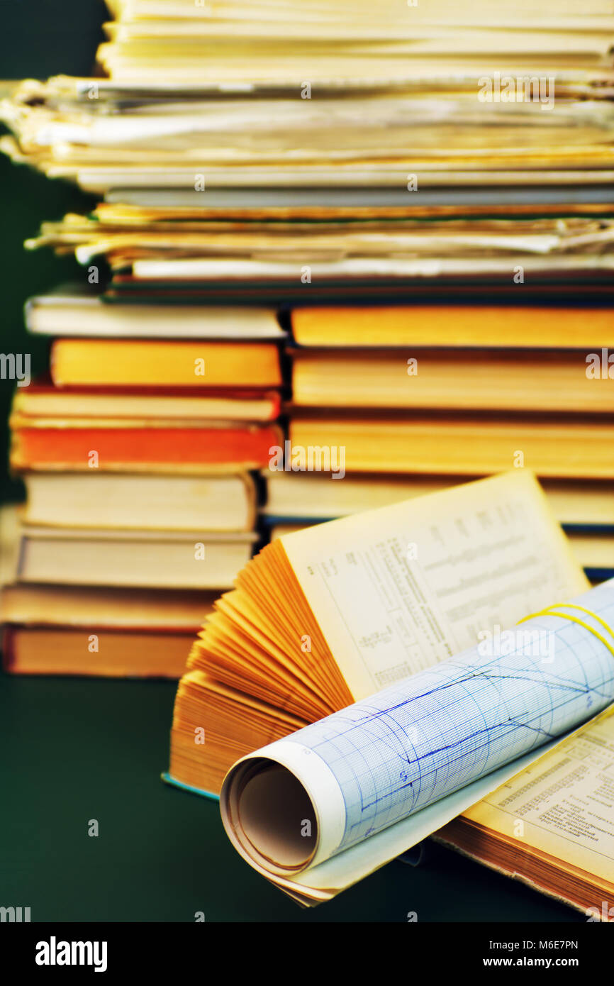 Lo studio scientifico. Un libro aperto e lo schema sulla scrivania. Foto Stock