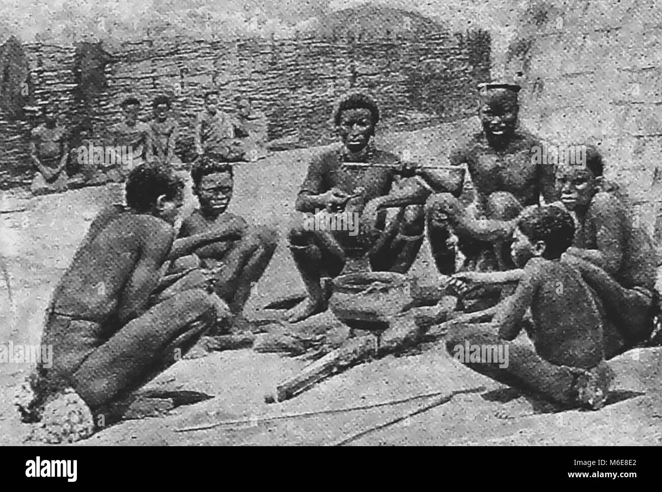 "Kaffirs'shona - membri di una tribù Bantu a colazione, circa trenta Foto Stock