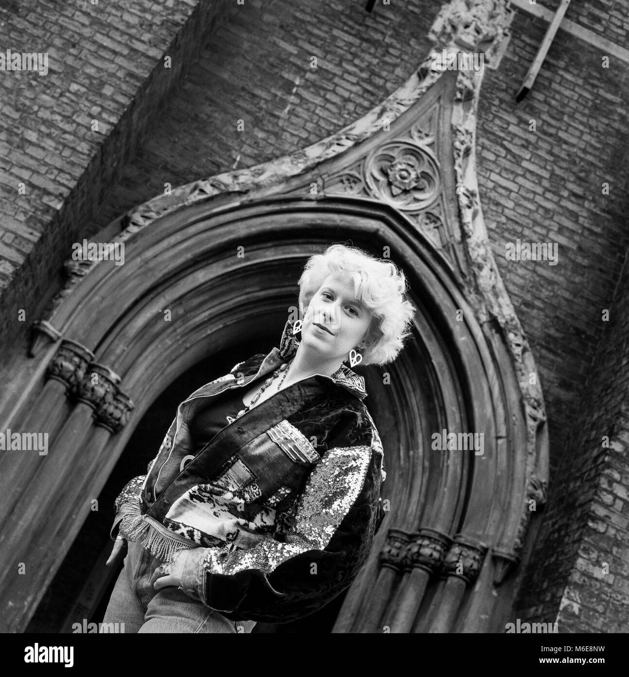 Fiona Cartledge, designer di moda, impostare segno dei tempi in uscita London, archiviazione fotografia fatta il 11 marzo 1989 Foto Stock