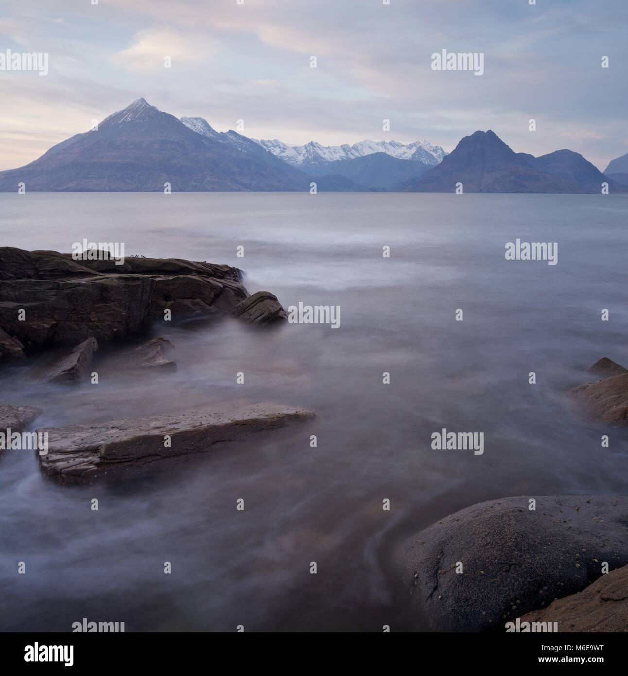 Un tocco di colore appariva nel cielo quando ho visitato la spiaggia a Elgol. Il tiro guarda al famoso Cuillin ridge e è stata presa dopo il tramonto Foto Stock