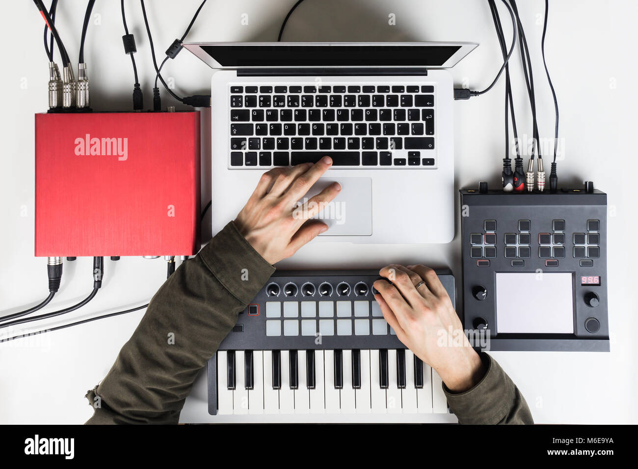 La produzione e la miscelazione di stile moderno batte musica, battere la realizzazione e organizzare i contenuti audio con il software controller digitale e processori di effetti Foto Stock La produzione e la miscelazione di stile moderno batte musica, battere la realizzazione e organizzare i contenuti audio con il software controller digitale e processori di effetti Foto Stock