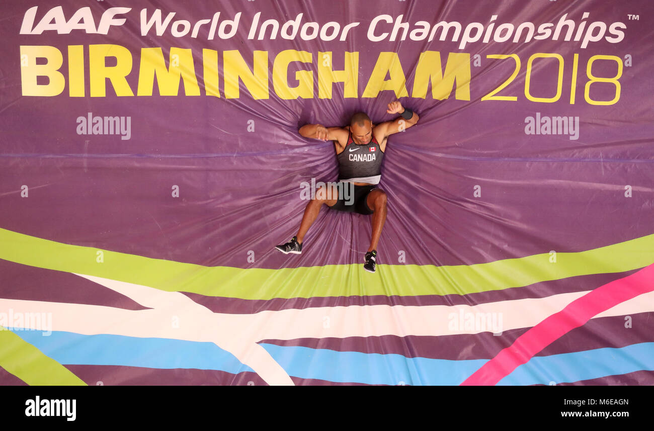 Canada's Damian Warner reagisce dopo un fallo passare negli uomini Eptathlon Pole Vault durante il giorno tre del 2018 IAAF Indoor campionati mondiali all'Arena di Birmingham. Foto Stock