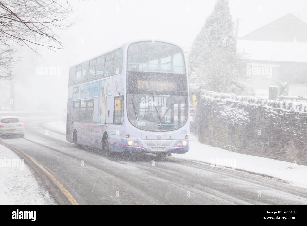 Inglese double decker bus in estrema tempesta di neve Foto Stock