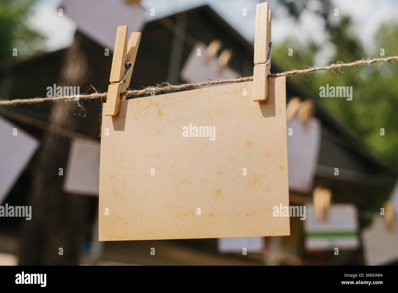 Carte appendere su una fune. Messaggio di memoria. Il festival all'aperto. Foto Stock