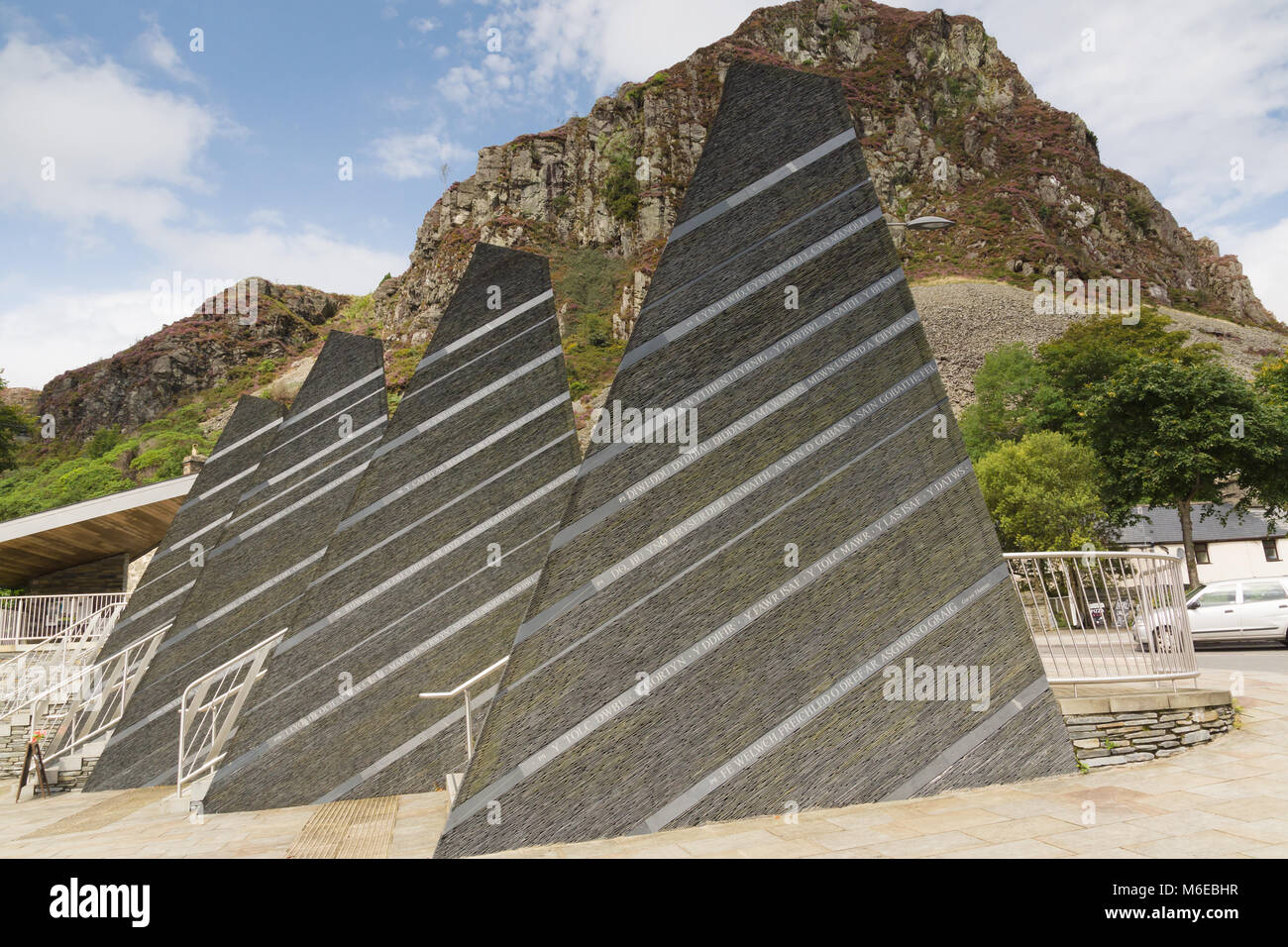 Garreg Ddu montagna che sovrasta la cittadina gallese di Blaenau Ffestiniog con obelischi in ardesia con incisa la poesia Gallese Foto Stock