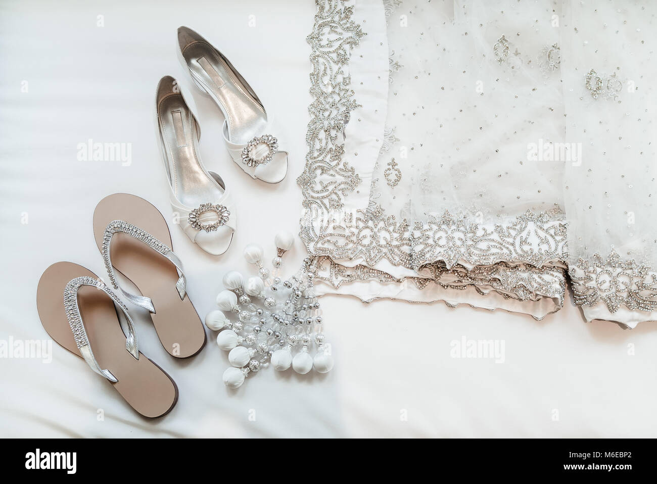 L'indiano della sposa e scarpe saree in bianco. Foto Stock L'indiano della sposa e scarpe saree in bianco. Foto Stock