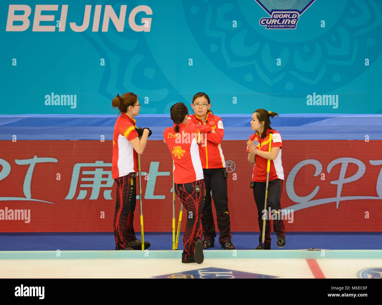 Il team cinese di Wang Bingyu competere contro gli USA al CPT mondiale sulle donne Campionato di Curling 2017, 18-26 marzo 2017, Pechino, Cina Foto Stock