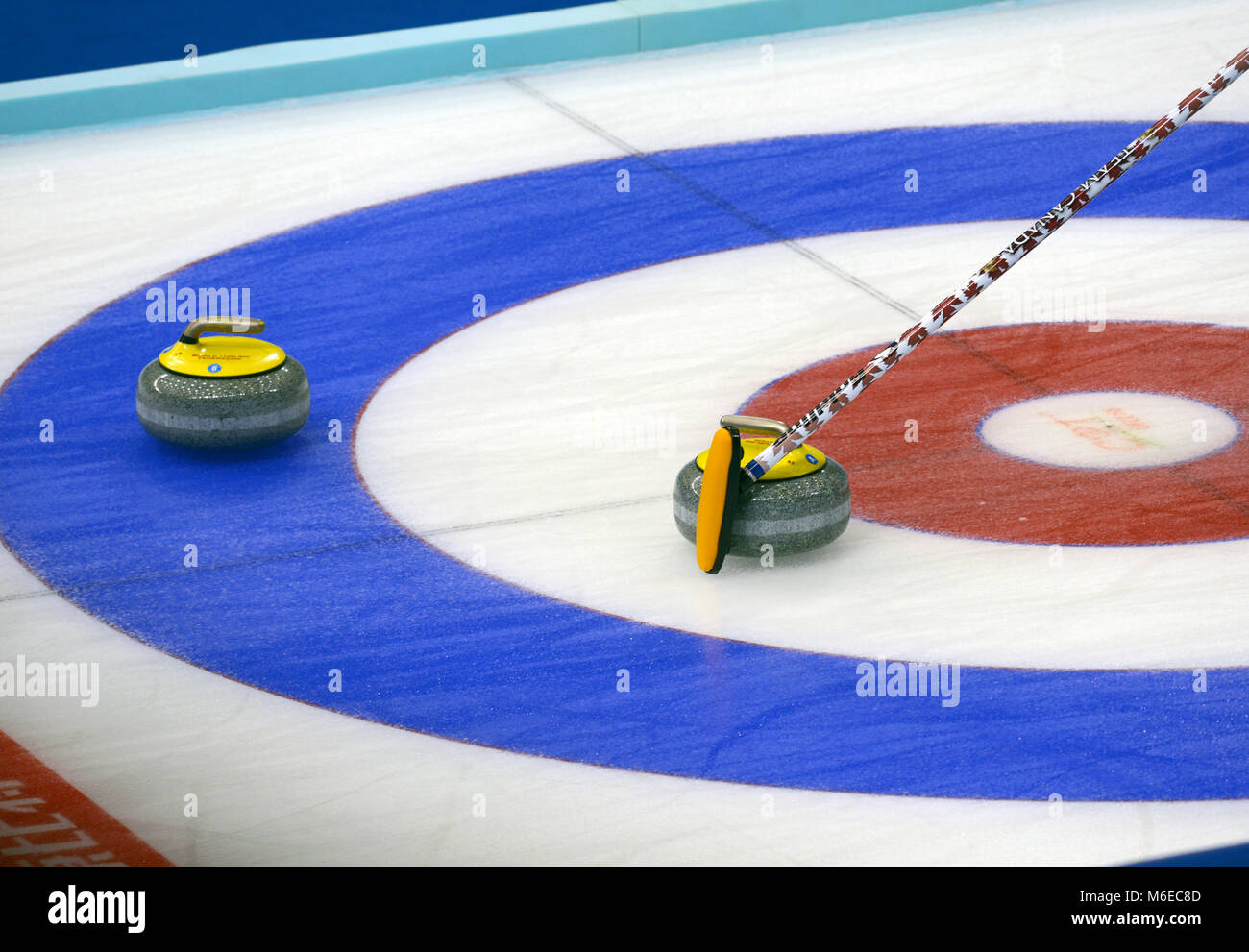 Una scopa e pietre di Eve Muirhead LA SCOZIA SQUADRA AL CPT mondiale sulle donne Campionato di Curling 2017, 18-26 marzo 2017, Pechino, Cina Foto Stock