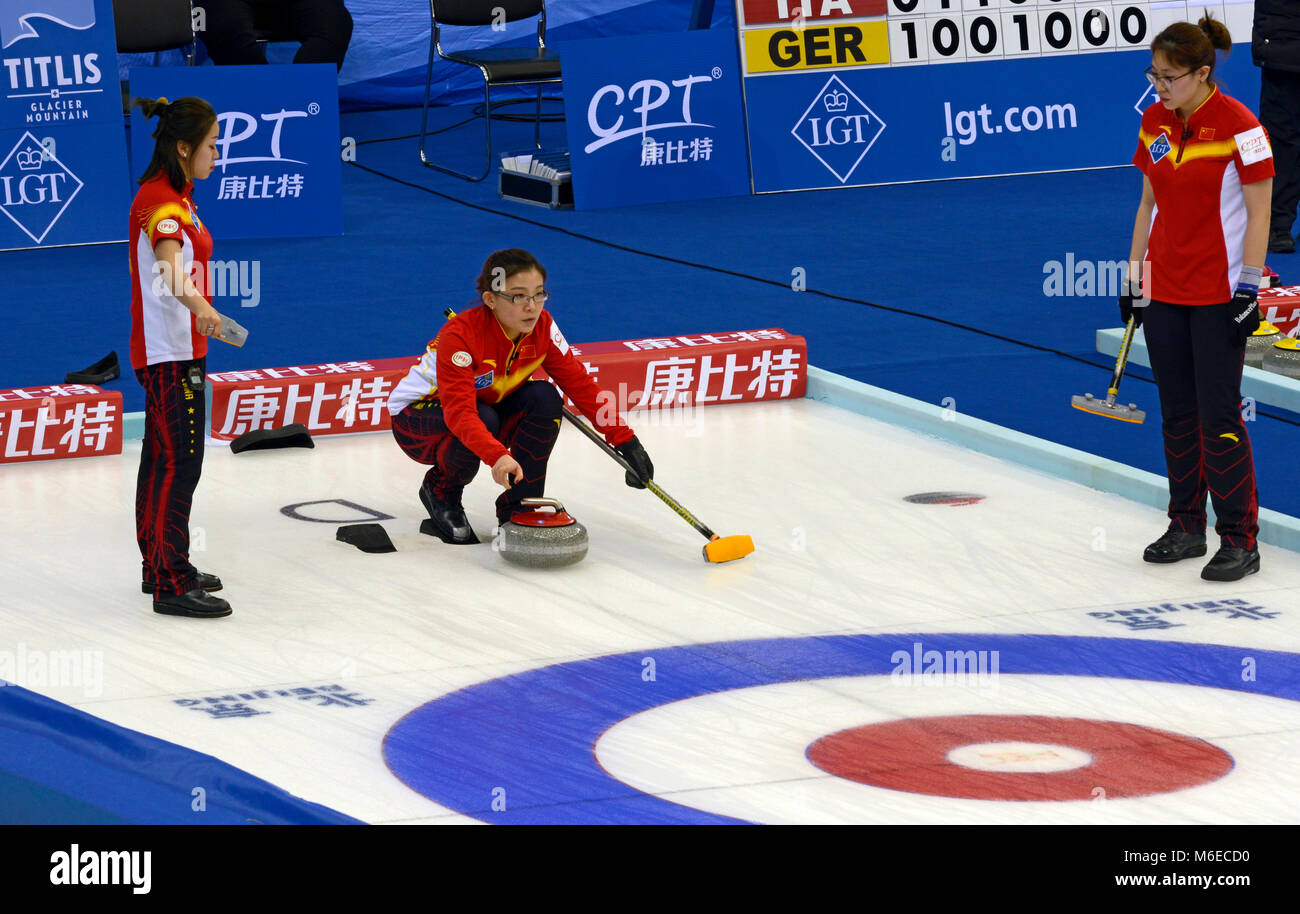 Il team cinese di Wang Bingyu competere contro gli USA al CPT mondiale sulle donne Campionato di Curling 2017, 18-26 marzo 2017, Pechino, Cina Foto Stock