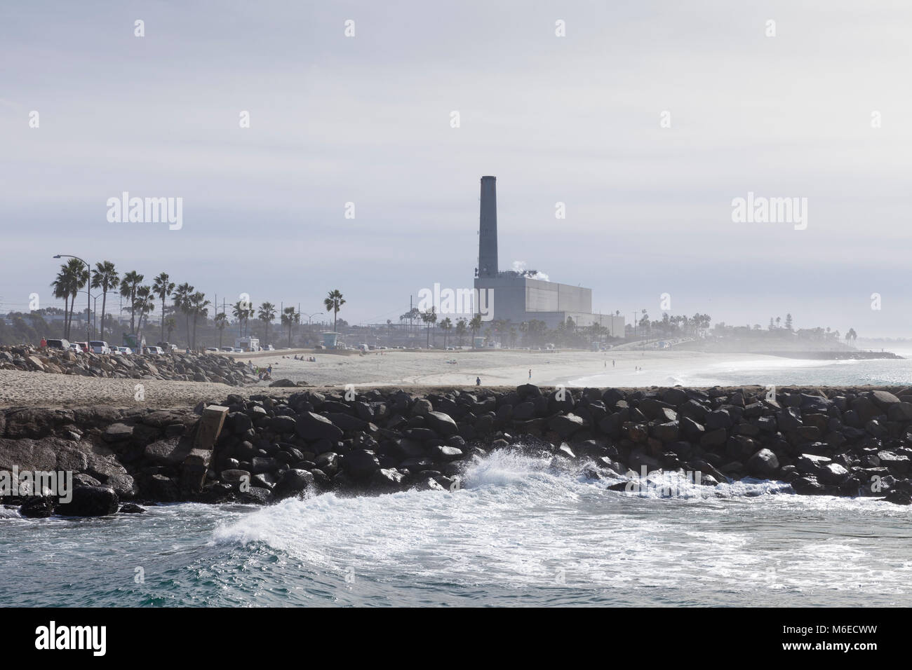 Carlsbad, California: Pomeriggio haze oltre Encina Power Station e Claude "Bud" Lewis Carlsbad Impianto di desalinizzazione lungo il Tamarack Beach. La naturale ga Foto Stock