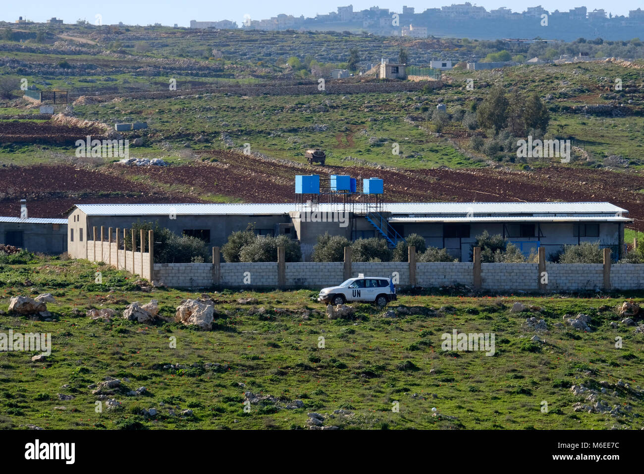 Vista di un'UNIFIL( interinale delle Nazioni Unite vigore in Libano) post in i libanesi Aitaroun regione Bint Jbeil come visto dal lato Israeliano del confine settentrionale di Israele Foto Stock