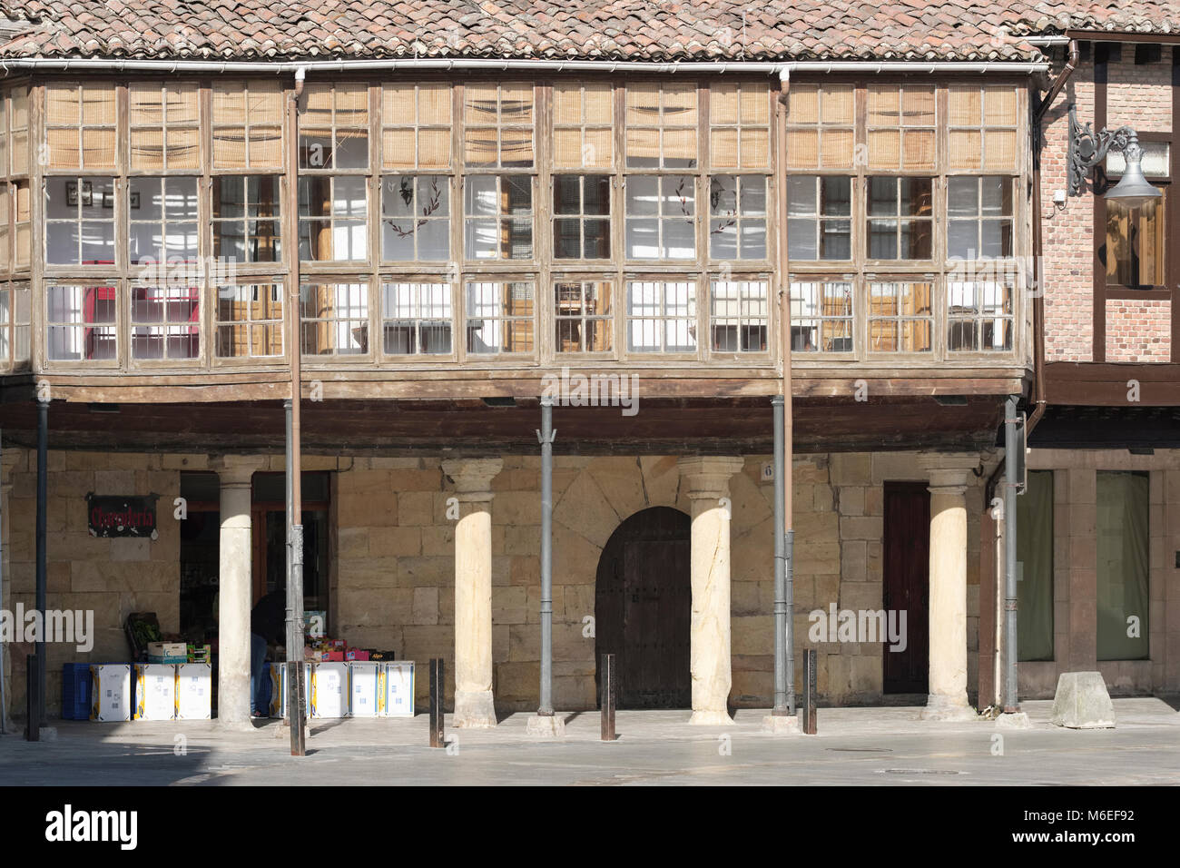 Vecchie facciate in legno nella Plaza de Espana, Aguilar de Campoo; Palencia, Spagna, Foto Stock