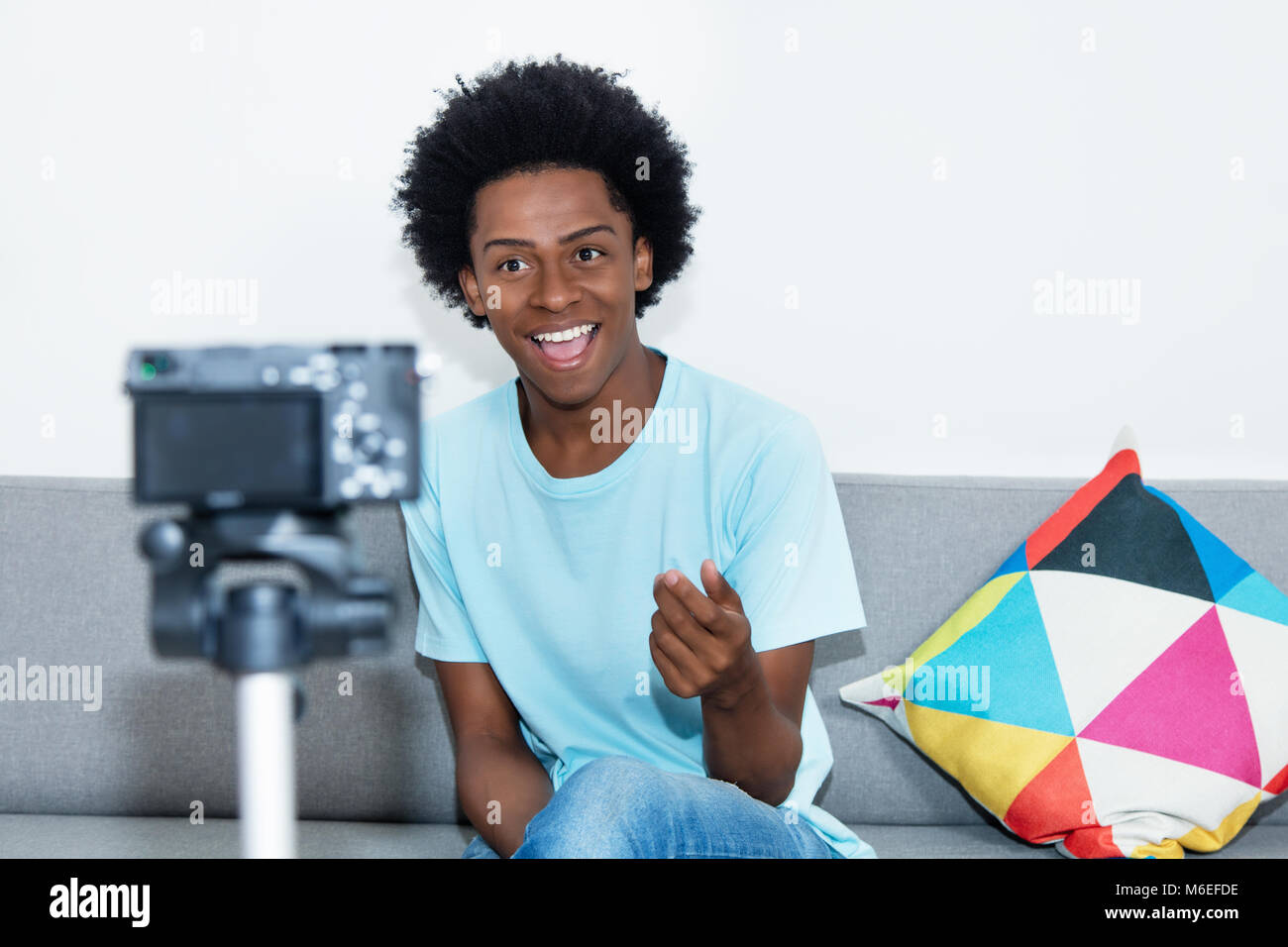 African American vlogger registrazione video blog a casa Foto Stock